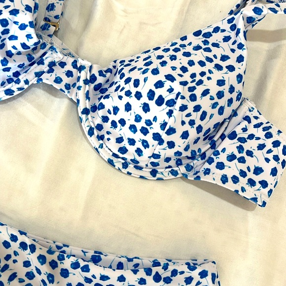 Size small, Blue floral bikini (top + bottom) NEVER WORN - Picture 4 of 7